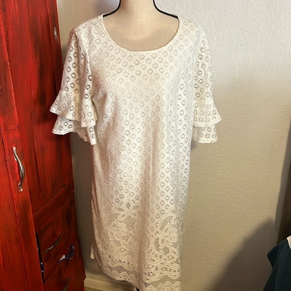 White lace dress - Picture 1 of 3